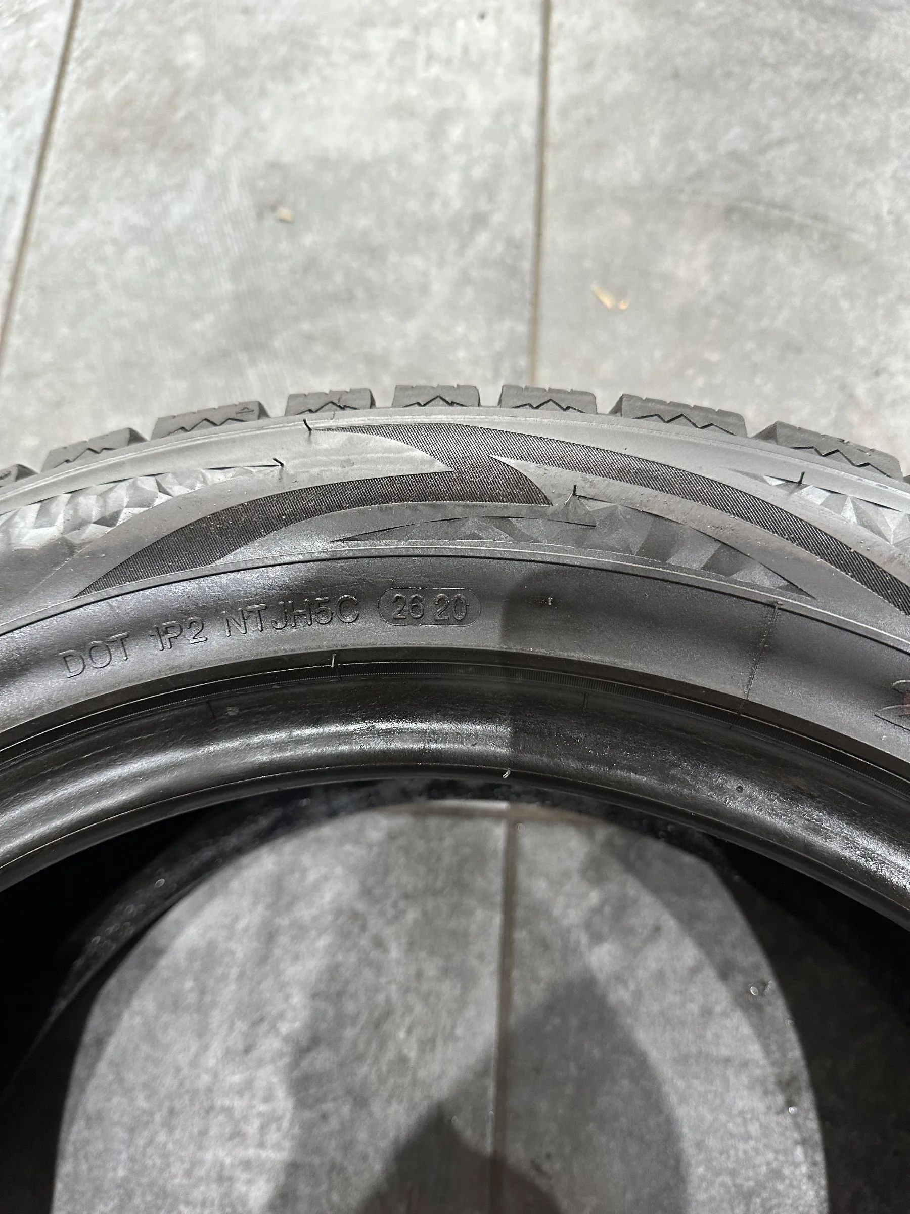 2x Winterreifen 215/55 R17 94V Radar 2020 6,5mm